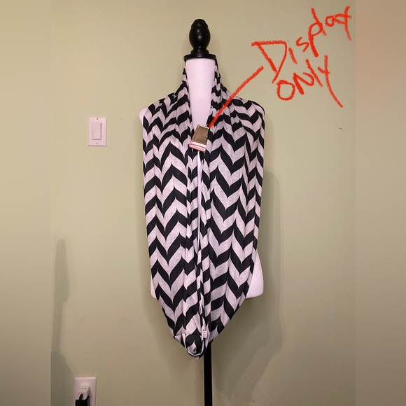 Infinity scarf with secret pocket! Gently used, great condition!  Black & white - Picture 4 of 6